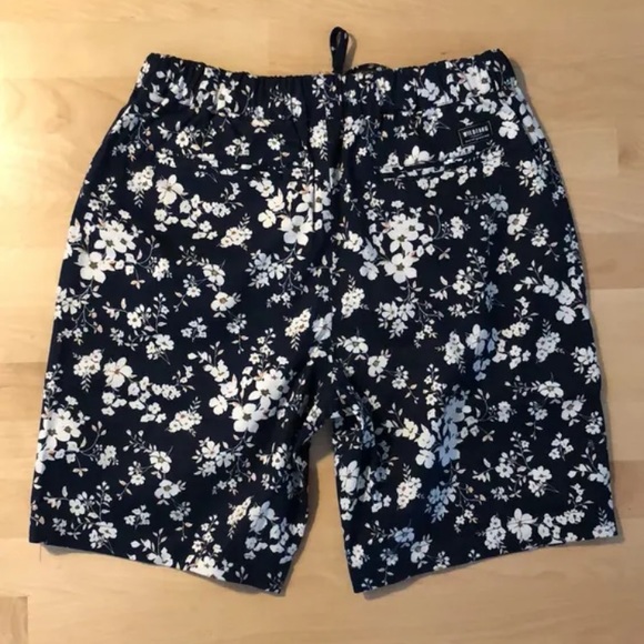 Wildfang THE ESSENTIAL BLUE FLORAL DRAWSTRING SHORT medium - Picture 6 of 13